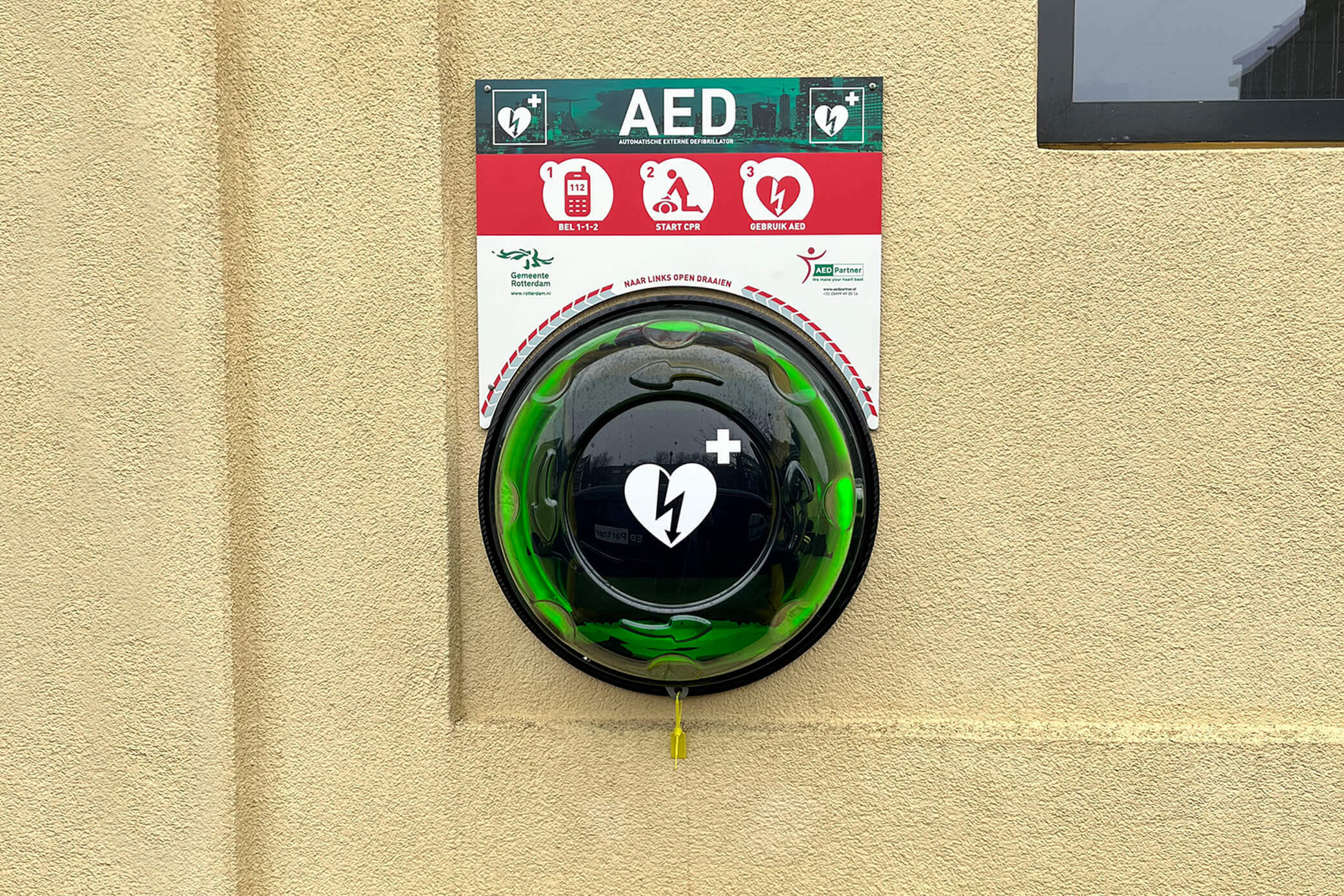 AED-Partner hangt 17 AED's op in Rotterdam